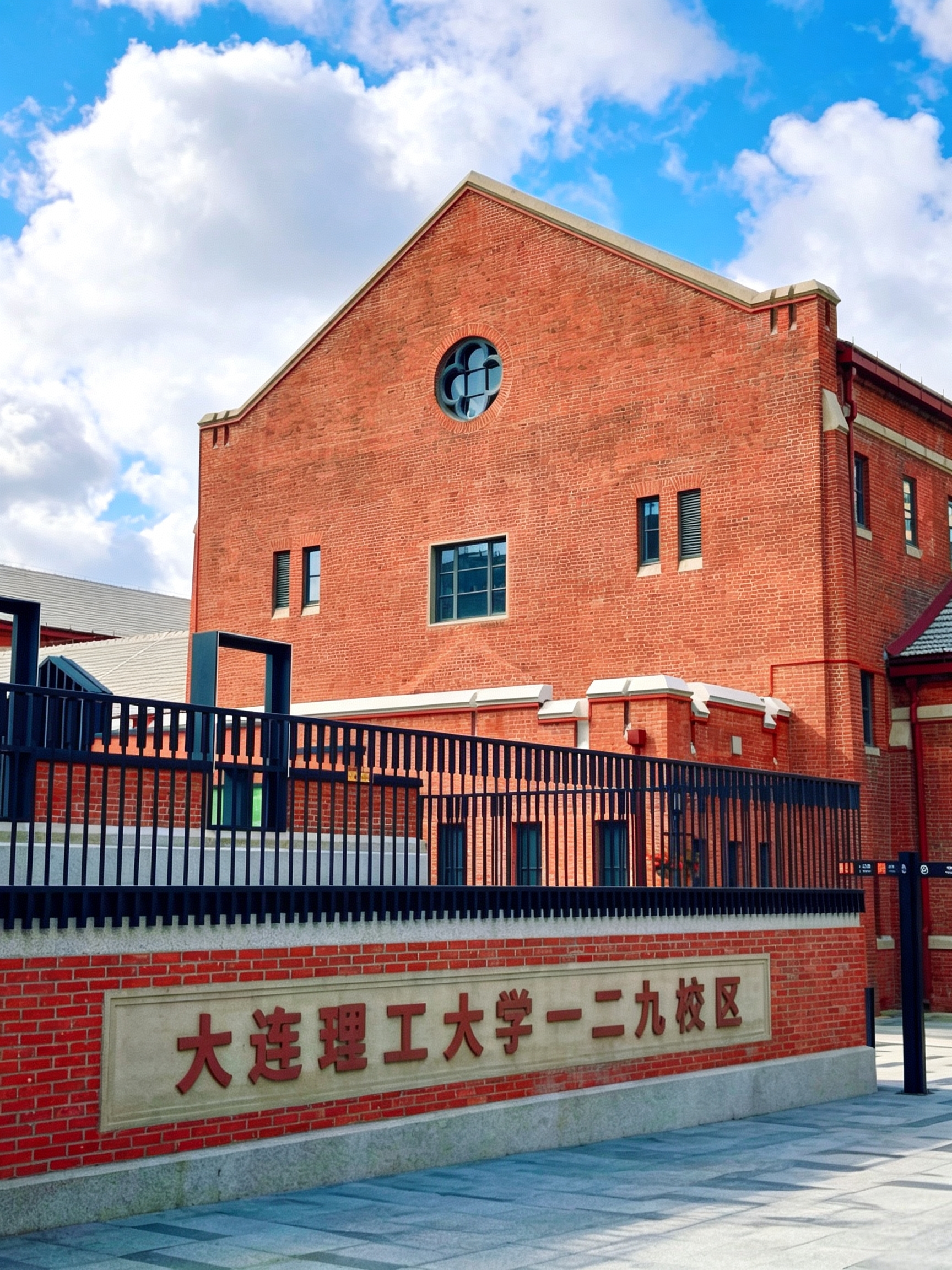 红墙映初心